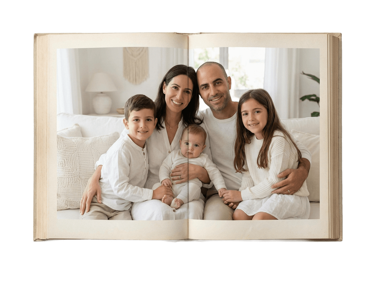 ספר פתוח עם תמונה משפחתית